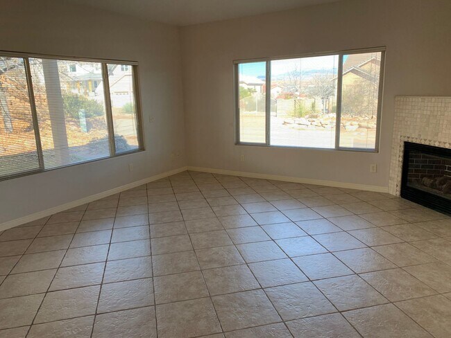 Foto del edificio - Beautiful 4 Bedroom 2 Bathroom Home