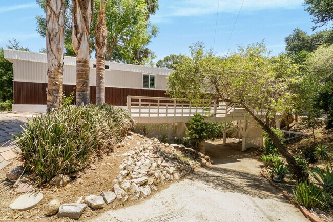 Foto del edificio - Charming 2 bed 2 bath home in Simi Valley!