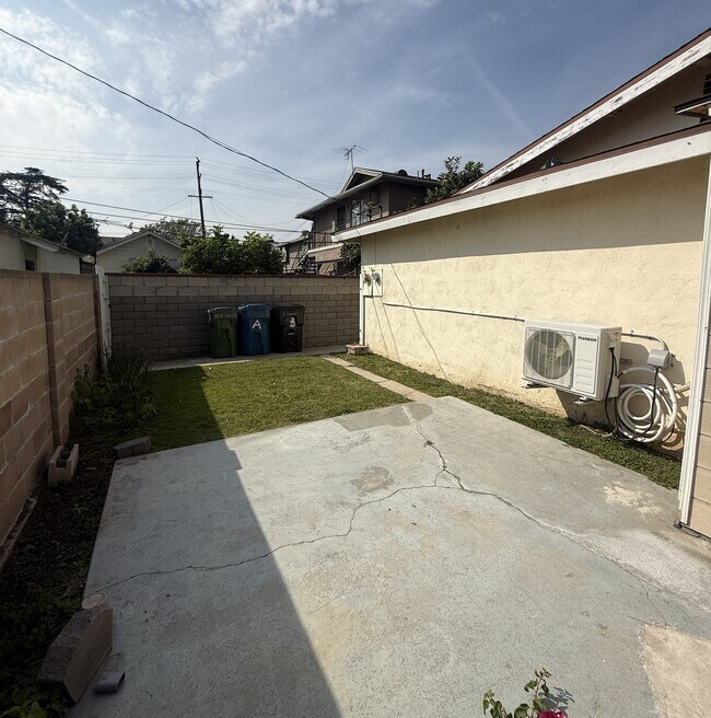 Building Photo - 503 W Linda Vista Ave