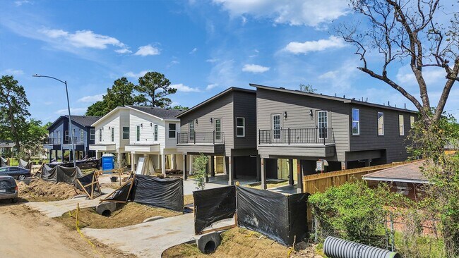 Foto del edificio - Brand New 3 Bed / 2.5 Bath Duplex Move-In Ready!