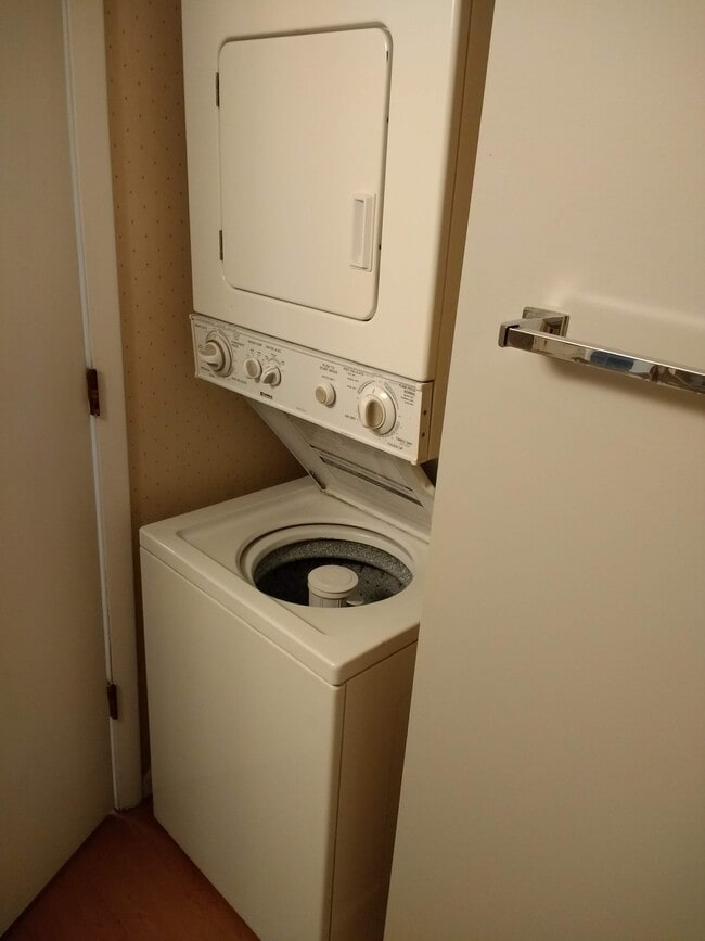Washer/dryer in unit - 1600 Park Cir