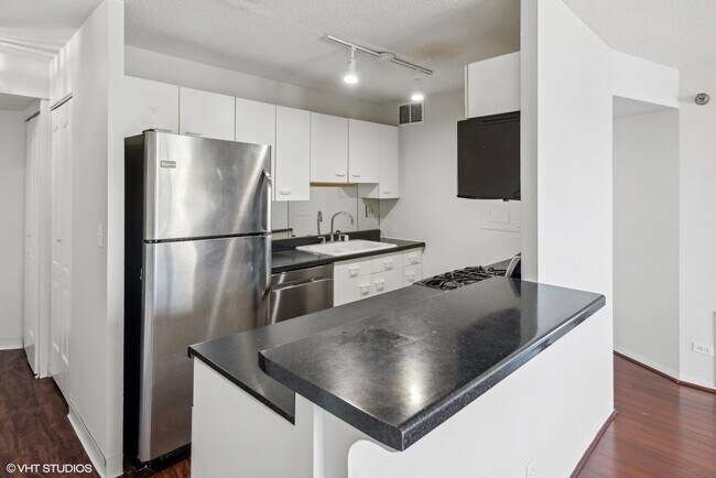 Building Photo - 1309 N Wells St