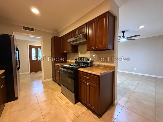 Building Photo - 12076 N Pebble Beach Dr