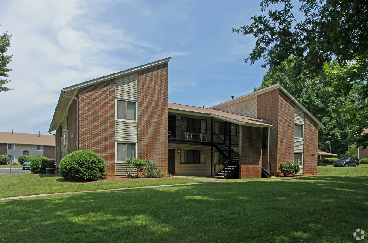 Primary Photo - Hillcrest Apartments