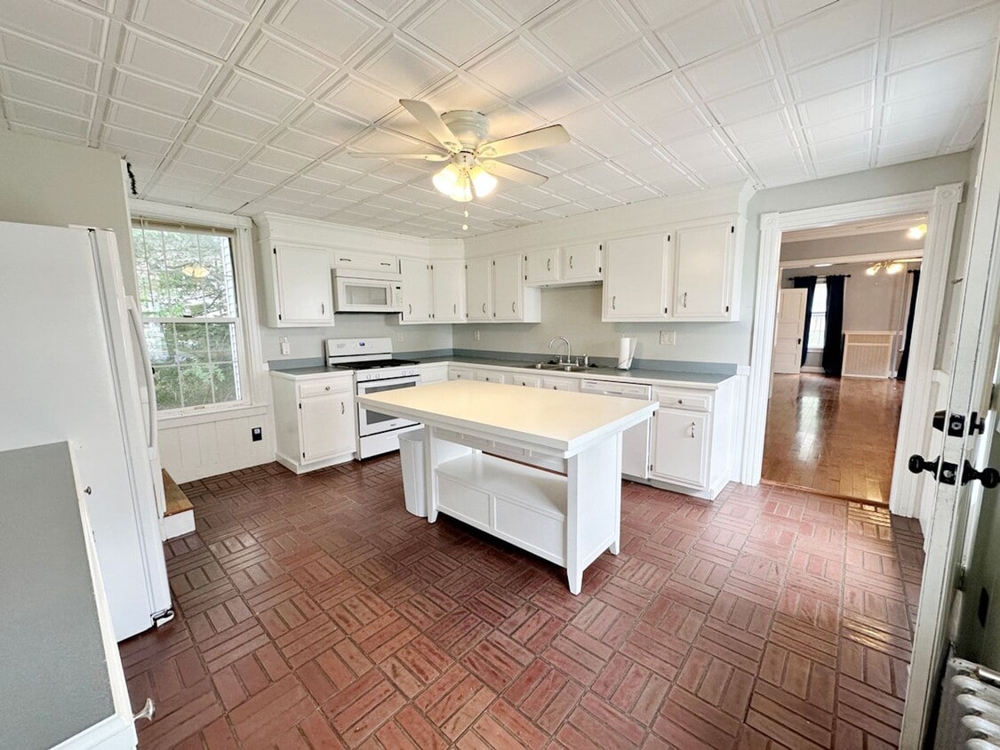 Primary Photo - Beautiful 3 BR 1.5 BA Leominster SFH