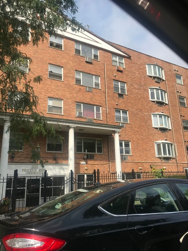 Building Photo - 5920 N Kenmore Ave