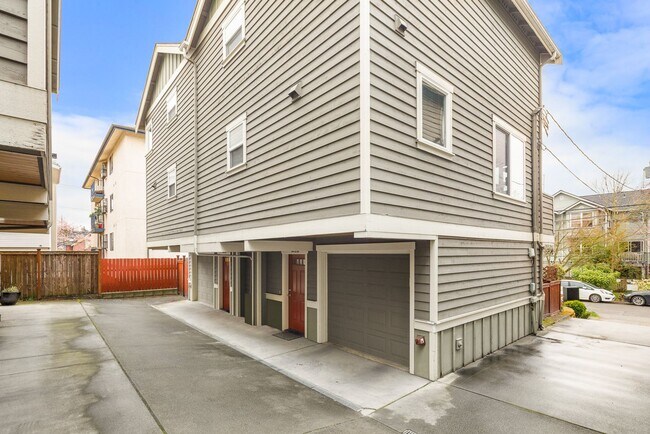 Foto del edificio - Fantastic Ballard 3 Bedroom 3 Bath Townhouse w/ Garage