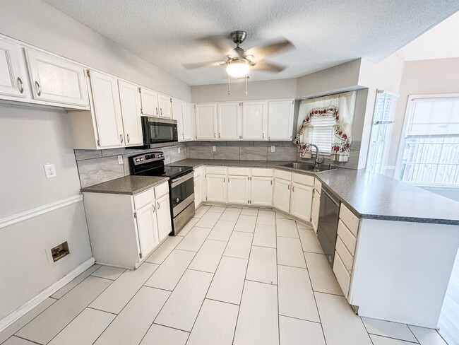 Building Photo - 3945 Windyke Dr