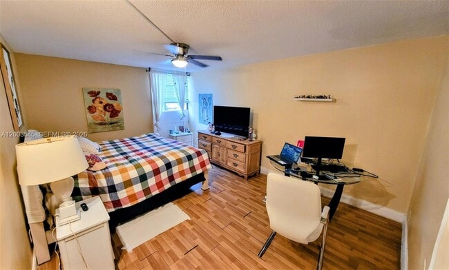 Building Photo - 3101 N Country Club Dr