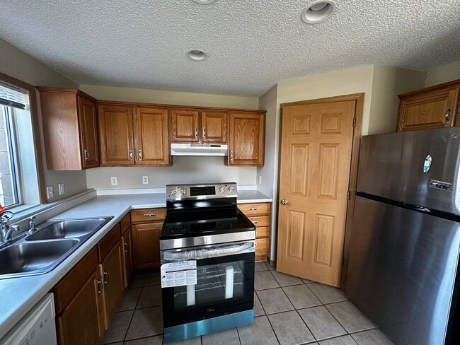Building Photo - 2 Bed 1 Bath Apartment