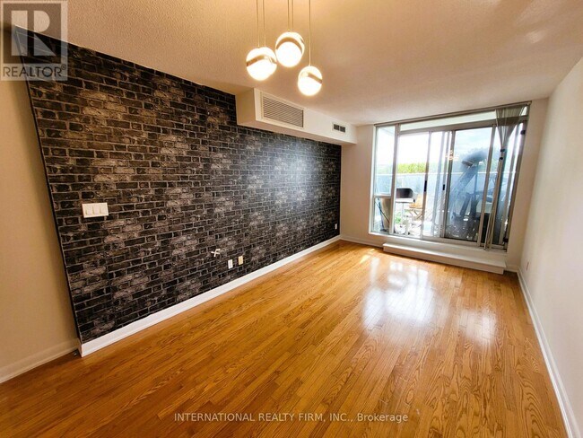 Photo du bâtiment - 5793 Yonge St