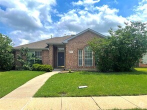 Building Photo - 807 Aylesbury Dr