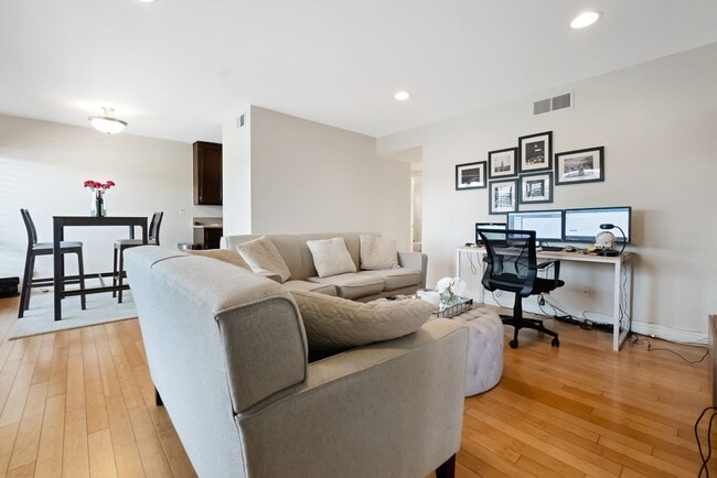 Building Photo - Unbeatable Location! Bright 1 Bed, 1 Bath ...