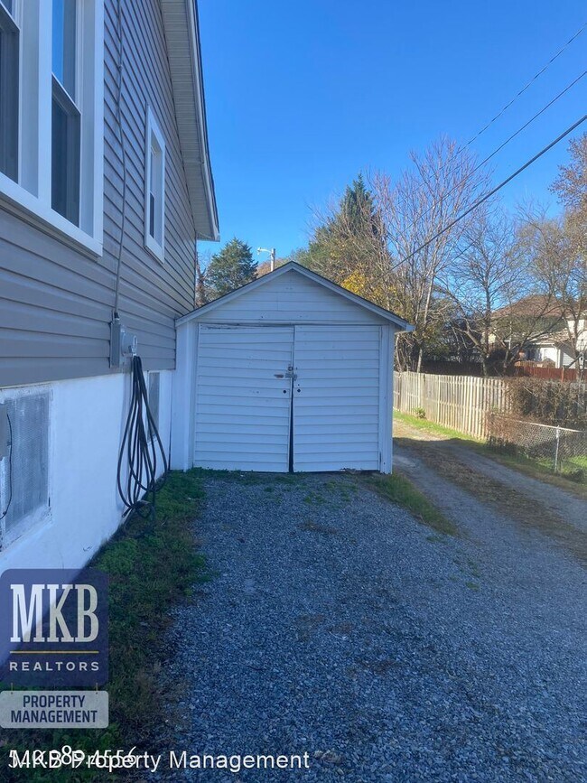 Building Photo - 2 br, 1 bath House - 1015 Whitman St. SE
