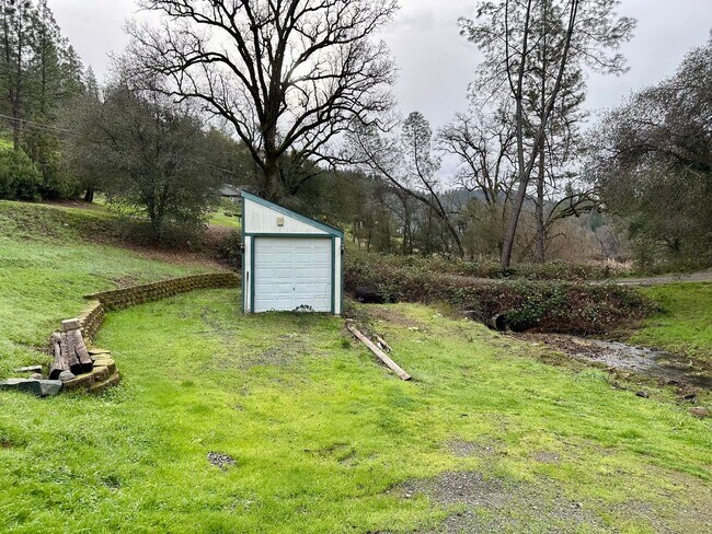 Foto del edificio - Creekside Home with Bonus Room above 2-Car Garage Alta Sierra