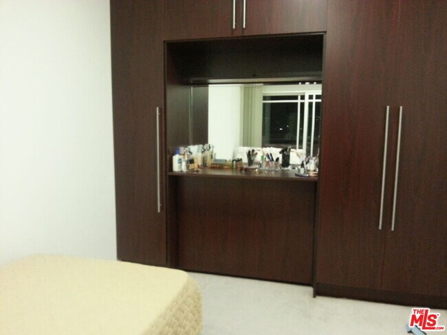 Foto del edificio - 1043 S Kenmore Ave