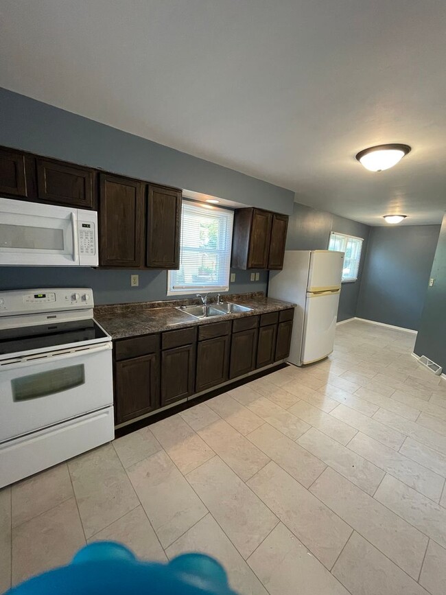 Building Photo - $1050 month/deposit Rare find! Remodeled 3...