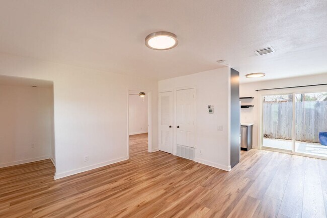 Foto del edificio - Charming 2-Bedroom, 1-Bathroom Retreat in ...