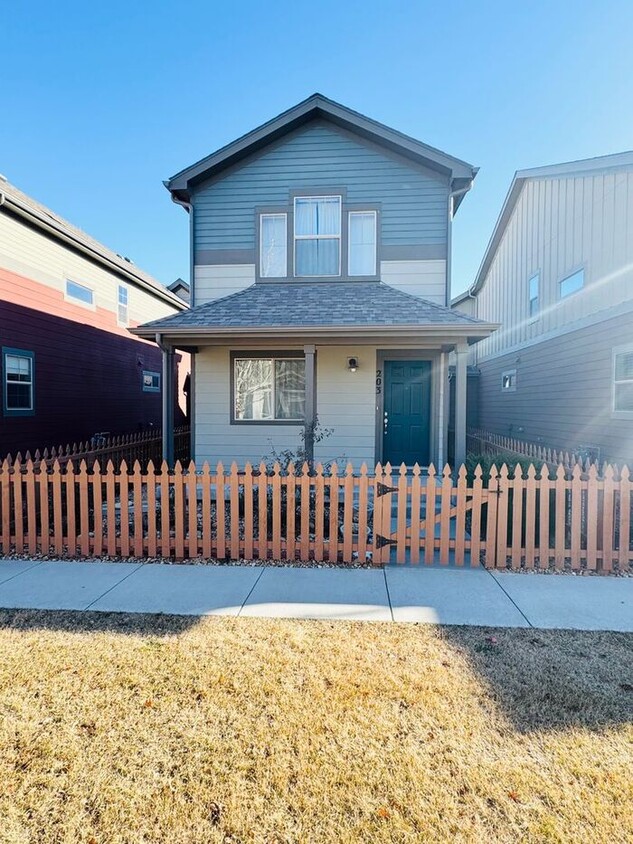 Primary Photo - Charming Longmont house off of 119 and 287...