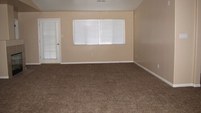 Building Photo - Silver Creek Home!