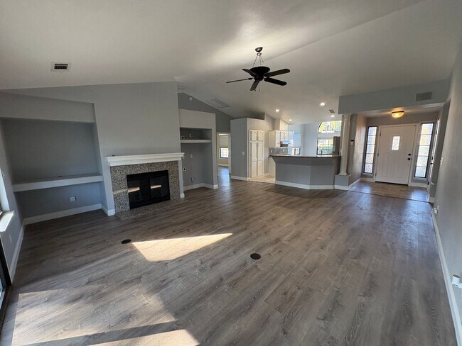 Foto del edificio - SE Visalia home coming soon!