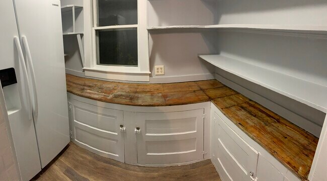 Despensa del mayordomo - 13 Forest Ave