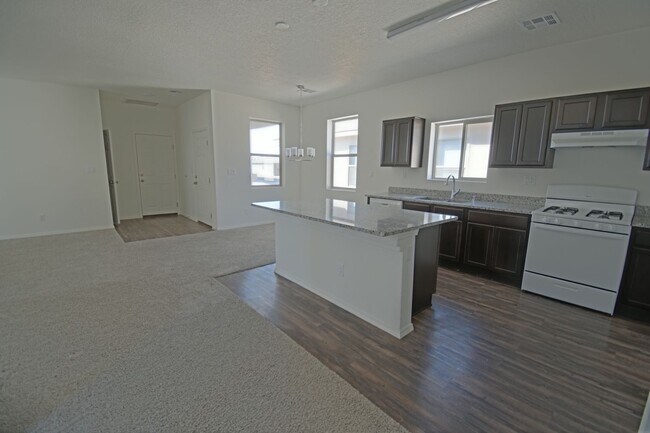 Foto del edificio - Newer Three Bedroom, Two Bath, Two Car Garage in Rio Rancho!!!!!!!