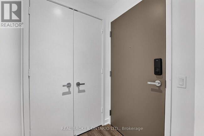 Building Photo - 448 Burnhamthorpe Rd W