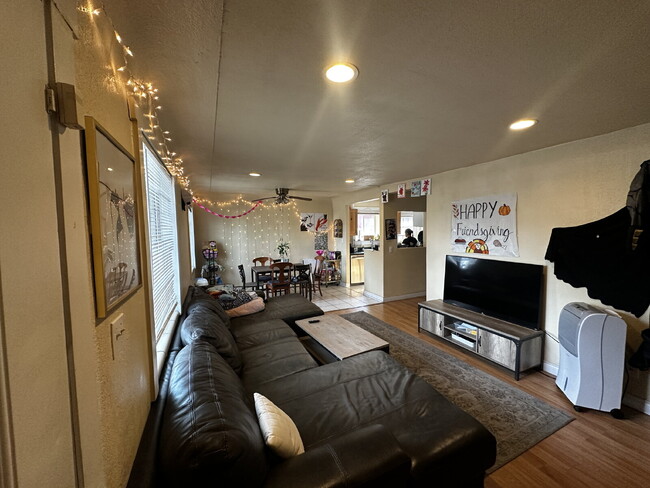 Foto del edificio - "Charming 4-Bed, 2-Bath Home in Denver's Vibrant Neighborhood!"