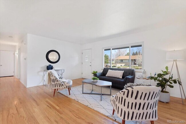 Sala de estar de la planta superior - 7896 E Jefferson Pl