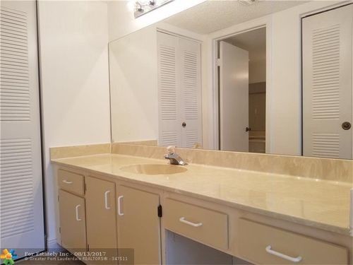 Foto del edificio - 9757 W Sample Rd