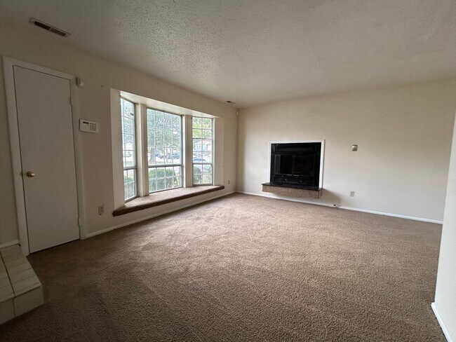 Foto del edificio - ? Move-In Ready 3BR Townhome | Ask About Our ZERO Deposit! ?