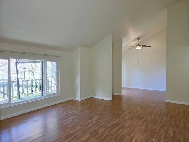 Foto del edificio - Spacious Townhome in Fairview