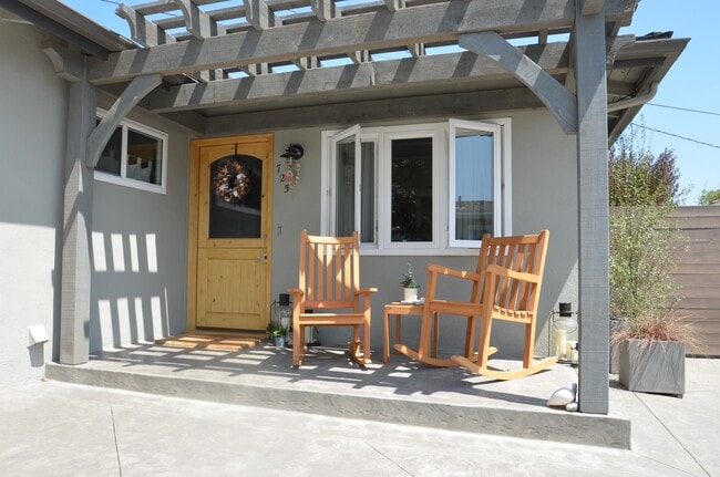 Private single family home - 725 1/2 W Pine Ave
