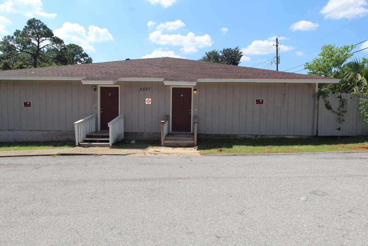 Primary Photo - Charming 2-Bed, 1-Bath Unit in Pensacola m...