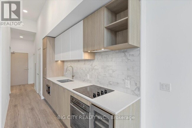 Photo du bâtiment - 2020 Bathurst St