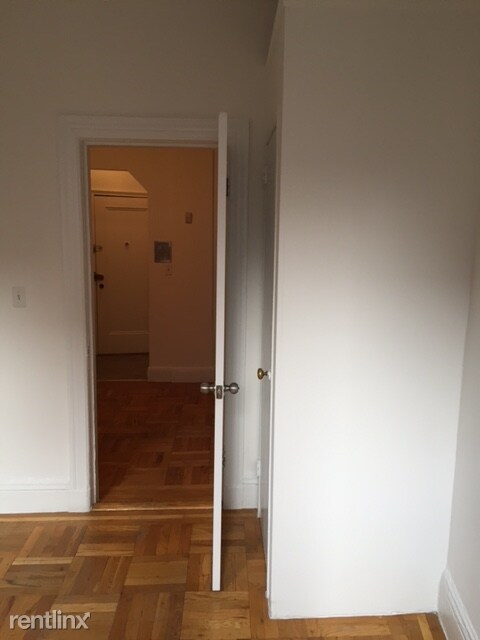 Foto del edificio - 1 br, 1 bath Apartment - 304 1/2 E 38th St