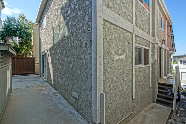 Building Photo - 3316 Manhattan Ave