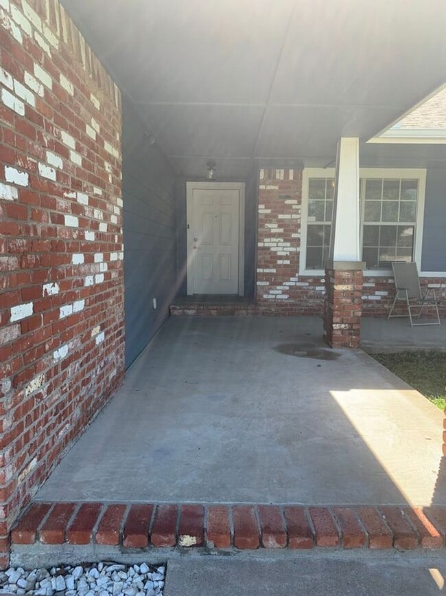 Building Photo - This delightful rental presents three bedr...