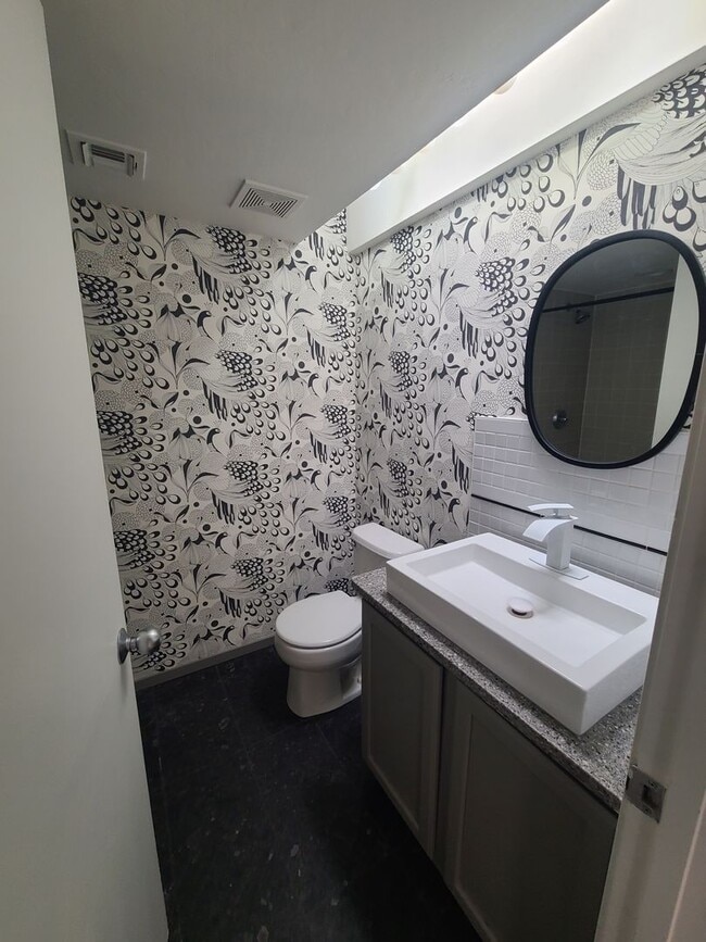 Building Photo - Beautiful Townhouse 2-bed, 2-bath, washer/dryer, fenced yard