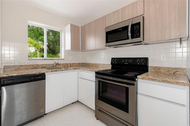 Foto del edificio - 813 NW 3rd Ave