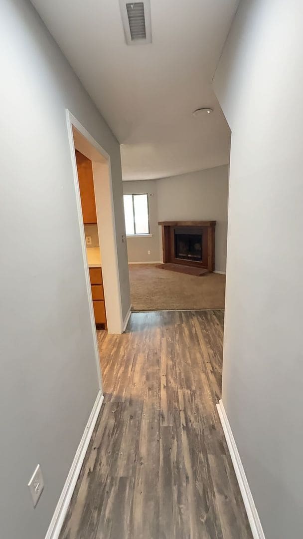 Building Photo - Updated 2-Bedroom Townhome Across from Sum...