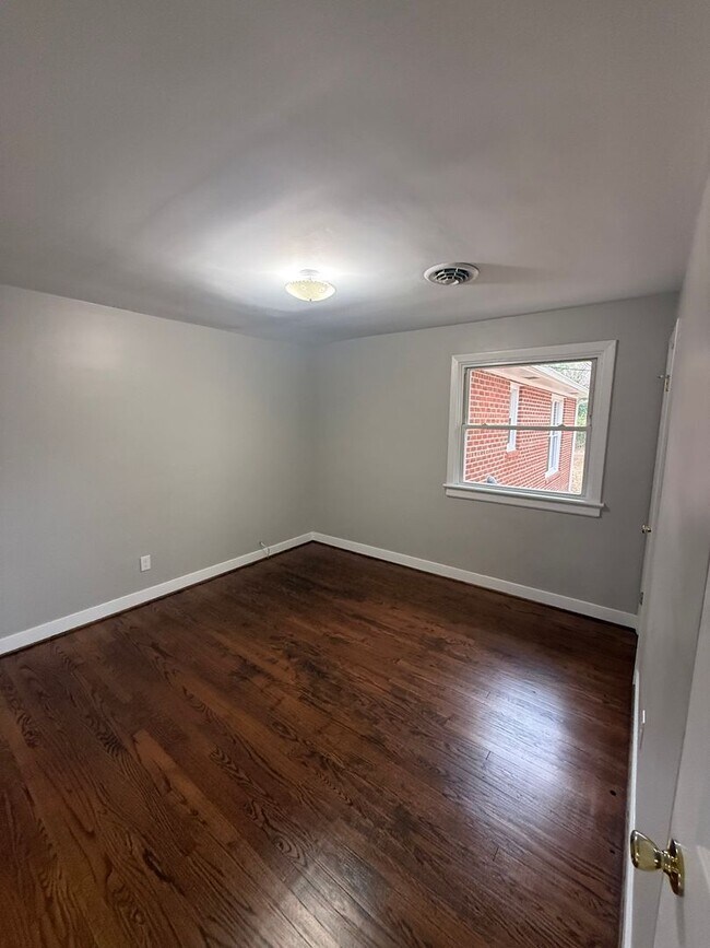 Foto del edificio - Beautifully RENOVATED 3 bedroom 2 full bath on large fenced in lot--Hurry!