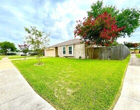 Building Photo - 1102 Beecroft Dr