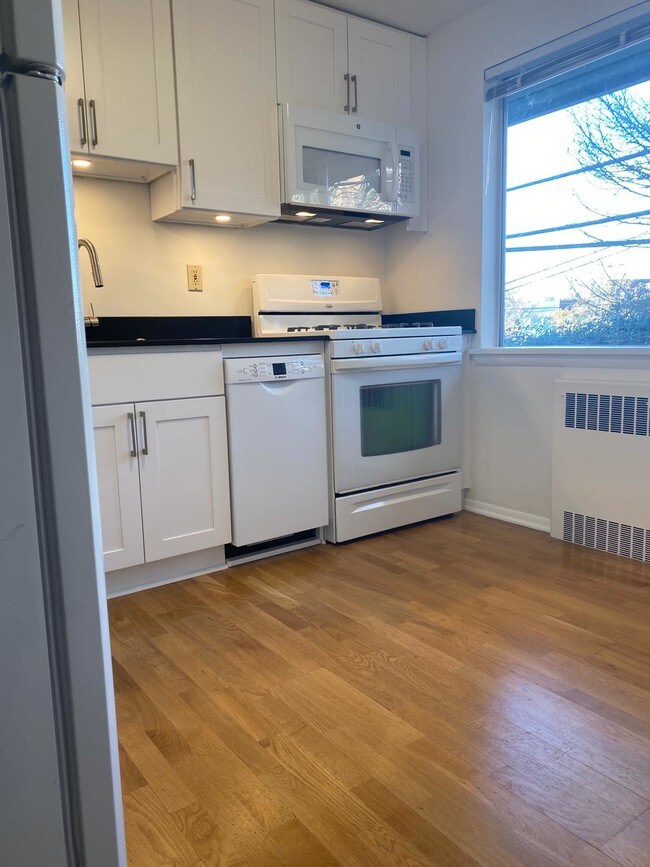 Kitchen - 2731 Franklin Ave E
