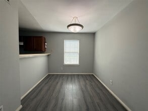 Building Photo - 304 Dell Ct