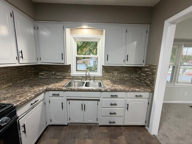 Foto del edificio - Move in Special - 3bed 2 bath in KCK off Turner and I-635