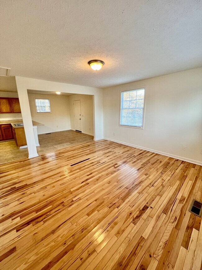 Building Photo - 3 Bed 2 Bath House w/ Fenced Yard $1850