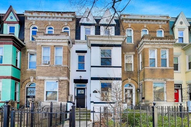 COMING SOON - Sprawling 5 Bed, 3 Bath, Two Kitchens, Dual Back Decks, Two Office/Den Townhouse, 2... - COMING SOON - Sprawling 5 Bed, 3 Bath, Two Kitchens, Dual Back Decks, Two Office/Den Townhouse, 2...