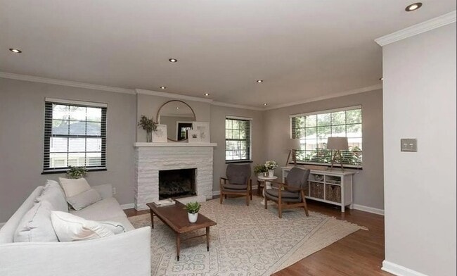 Building Photo - 256 Castle Dr